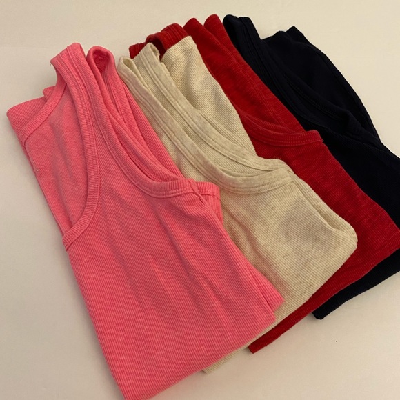 GAP Tops - 4 Gap favorite tanks - Small